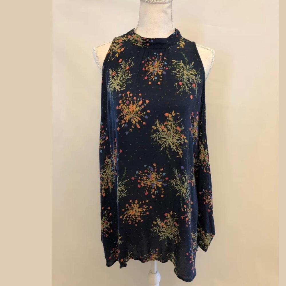 Free People Swing Top Cold Shoulder Keyhole Size M